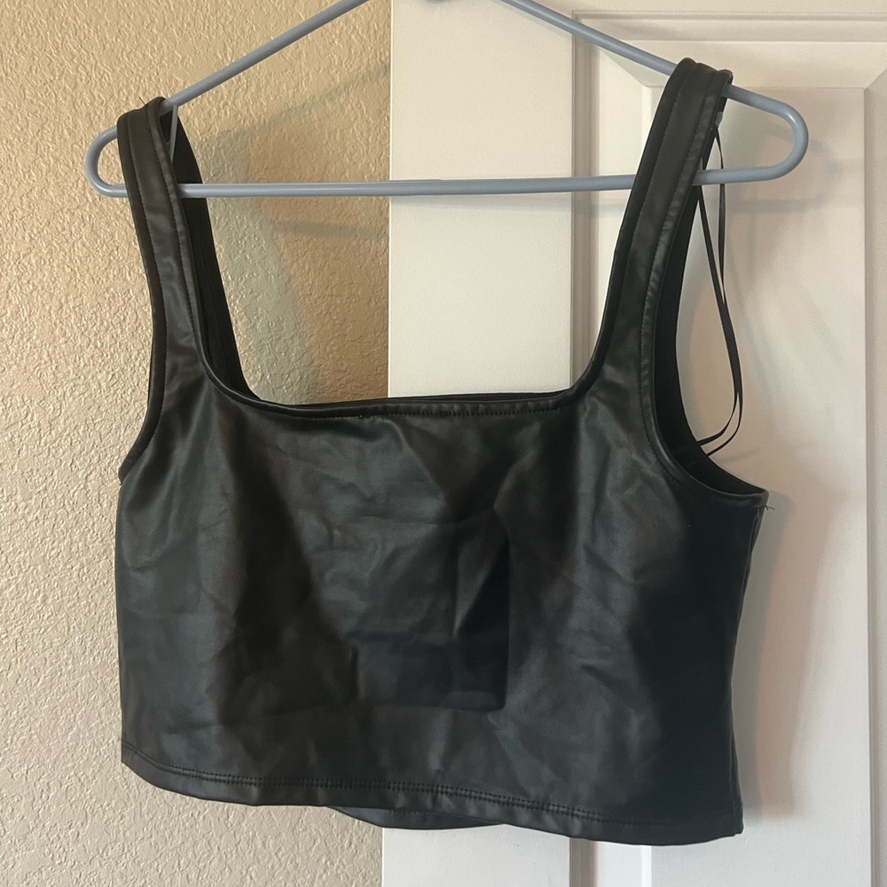 Olive & Oak Black Sleeveless Fitted Crop Tank